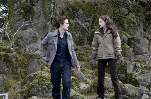 Kristen Stewart e Robert Pattinson deram vida aos personagens Bela e Edward, criados por Stephenie Meyer para o livro Crepúsculo.