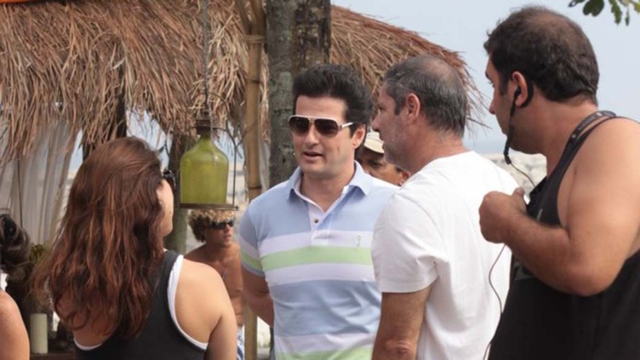 Marcelo Serrado grava cena da novela Fina Estampa na praia da Barra da Tijuca, Rio de Janeiro