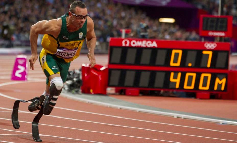 O sul-africano Oscar Pistorius, que teve as duas pernas amputadas e corre com próteses de fibra de carbono