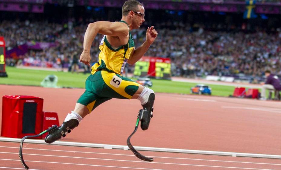 O sul-africano Oscar Pistorius, que teve as duas pernas amputadas e corre com próteses de fibra de carbono