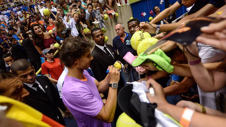 Nadal distribui autógrafos no Ginásio do Ibirapuera