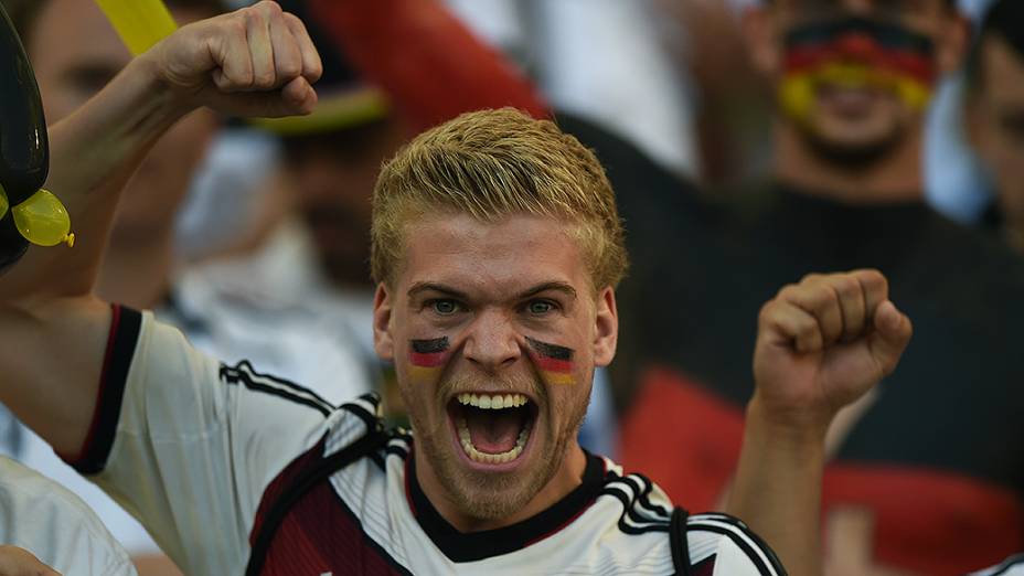 Diante de um Maracanã lotado, a Alemanha venceu a Argentina por 1 a 0, na prorrogação, e conquistou seu quarto título de Copa do Mundo no Maracanã