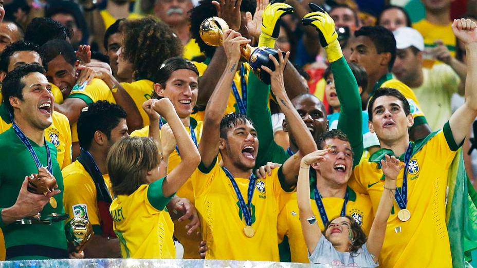 Neymar com a taça no estádio Maracanã durante final da Copa das Confederações entre Brasil e Espanha, no Rio de Janeiro