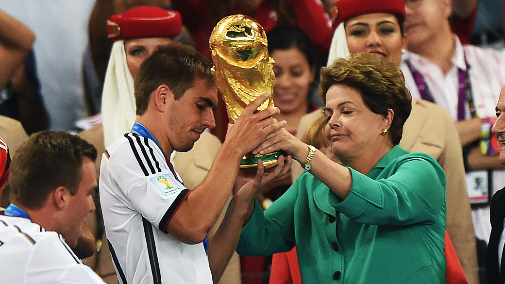 A presidente Dilma Rousseff entrega a taça da Copa para o jogador da Alemanha, no Rio