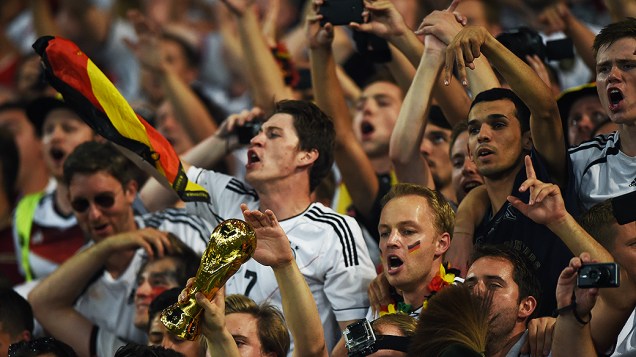 Torcedores da Alemanha comemoram o título da Copa do Mundo no Maracanã, no Rio