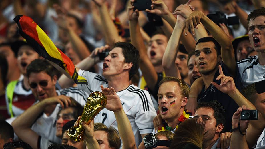 Torcedores da Alemanha comemoram o título da Copa do Mundo no Maracanã, no Rio