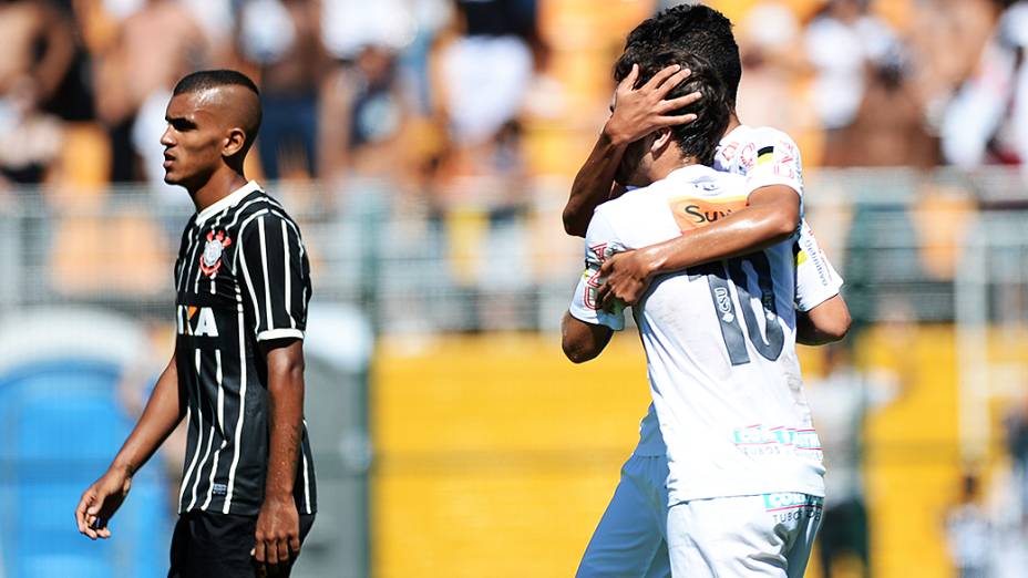 Jogadores do Santos comemoram gol durante a Copa São Paulo de Futebol Júnior