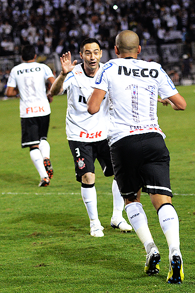 Emerson Sheik comemora após marcar o segundo gol do Corinthians sobre o Boca Juniors na decisão da Liebrtadores