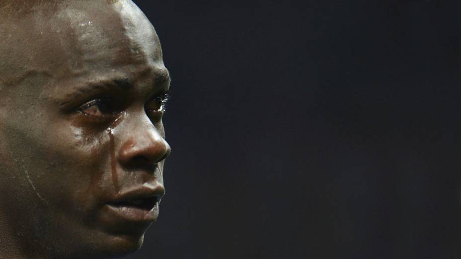 Atacante italiano, Mario Balotelli chora após a derrota diante da Espanha na final da Eurocopa