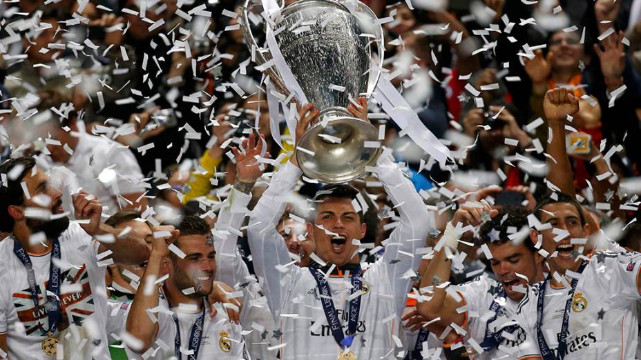 Cristiano Ronaldo levanta taça na vitória do Real Madrid