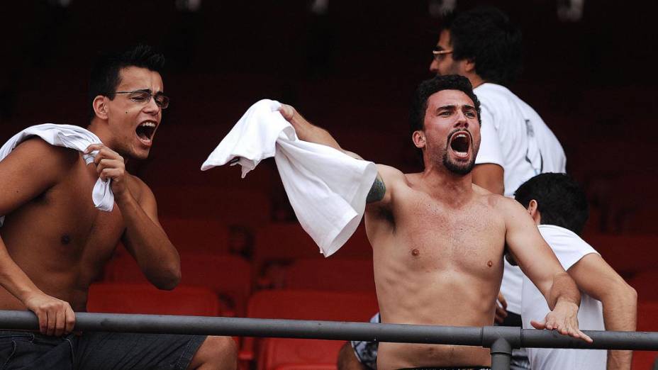 Torcedores durante partida entre São Paulo e Corinthians