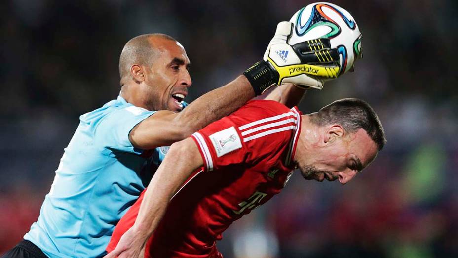 O jogador Franck Ribery do Bayern de Munique em lance contra jogador do Raja Casablanca durante a final do Mundial de Clubes no Grand Stade de Marrakech (Marrocos)