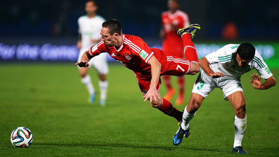 O jogador Franck Ribery do Bayern de Munique em lance contra jogador do Raja Casablanca durante a final do Mundial de Clubes no Grand Stade de Marrakech (Marrocos)