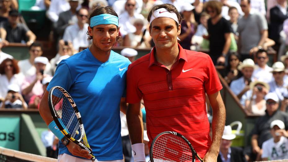 O espanhol Rafael Nadal e o suíço Roger Federer antes do jogo da final de Roland Garros, em Paris