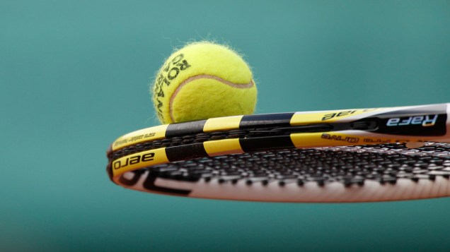 Raquete do espanhol Rafael Nadal, durante a final do torneio de Roland Garros