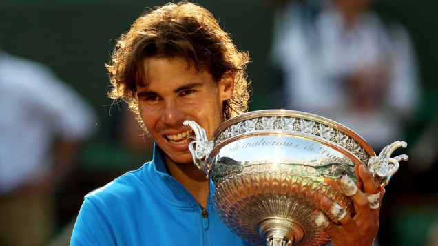 O tenista espanhol Rafael Nadal comemora o título, após vencer Roger Federer na final de Roland Garros, em Paris