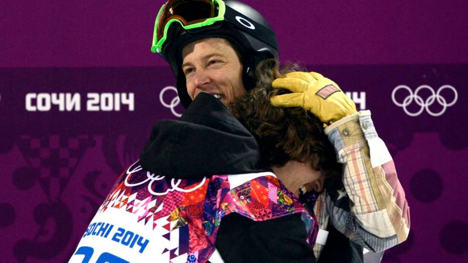 Shaun White abraça Iouri Podladtchikov, campeão olímpico no snowboard halfpipe em Sochi-2014