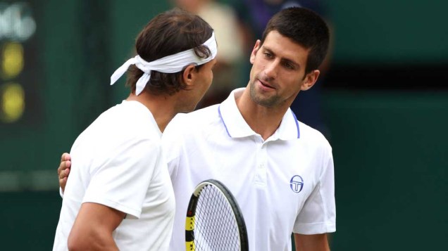 Rafael Nadal e Novak Djokovic durante a partida final do torneio de tênis de Wimbledon, Londres