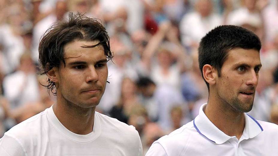 Rafael Nadal lamenta a derrota para Novak Djokovic na final do torneio de tênis de Wimbledon , Londres