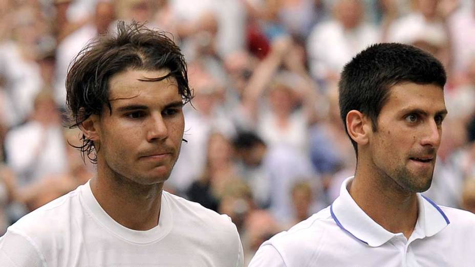 Rafael Nadal lamenta a derrota para Novak Djokovic na final do torneio de tênis de Wimbledon , Londres