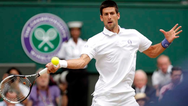 Novak Djokovic durante a partida final do torneio de tênis de Wimbledon contra Rafael Nadal, Londres