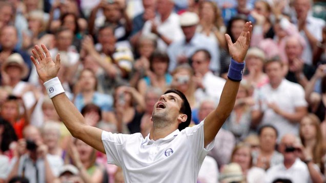 Novak Djokovic comemora a vitória no torneio de tênis de Wimbledon contra Rafael Nadal, Londres