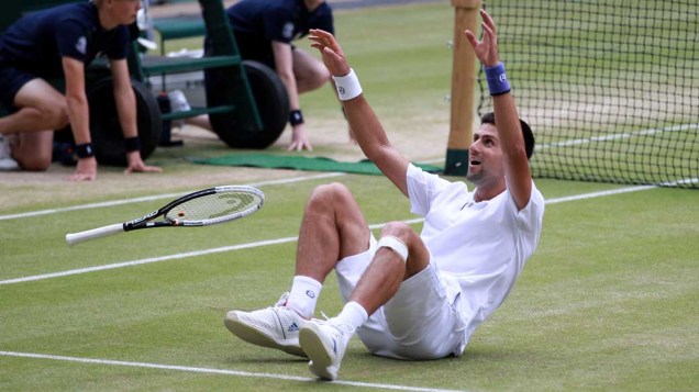 Novak Djokovic comemora a vitória no torneio de tênis de Wimbledon contra Rafael Nadal, Londres