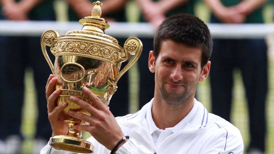 Novak Djokovic comemora a vitória no torneio de tênis de Wimbledon contra Rafael Nadal, Londres