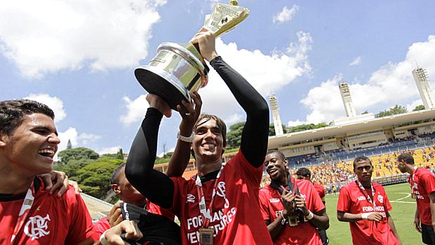 O goleiro Cesar carrega a taça de campeão: Flamengo vence Copa São Paulo de Futebol Junior sem perder