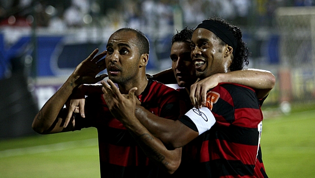 Deivid, do Flamengo, comemora após marcar gol diante do Cruzeiro, em partida válida pela 14ª rodada do Campeonato Brasileiro 2011, na Arena do Jacaré, em Sete Lagoas (MG)
