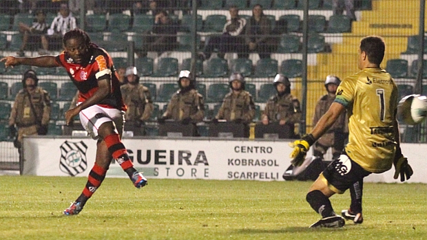 Vagner Love chuta e marca o segundo gol do Flamengo contra o Figueirense