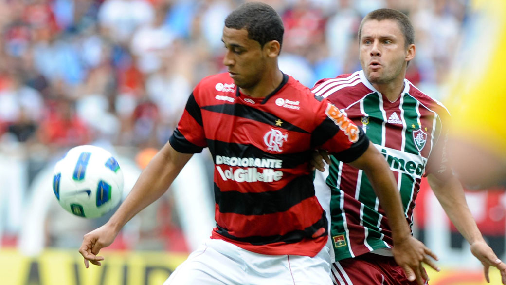 Welinton, do Flamengo, disputa bola durante jogo contra o Fluminense, pelo Campeonato Brasileiro - 09/10/2011