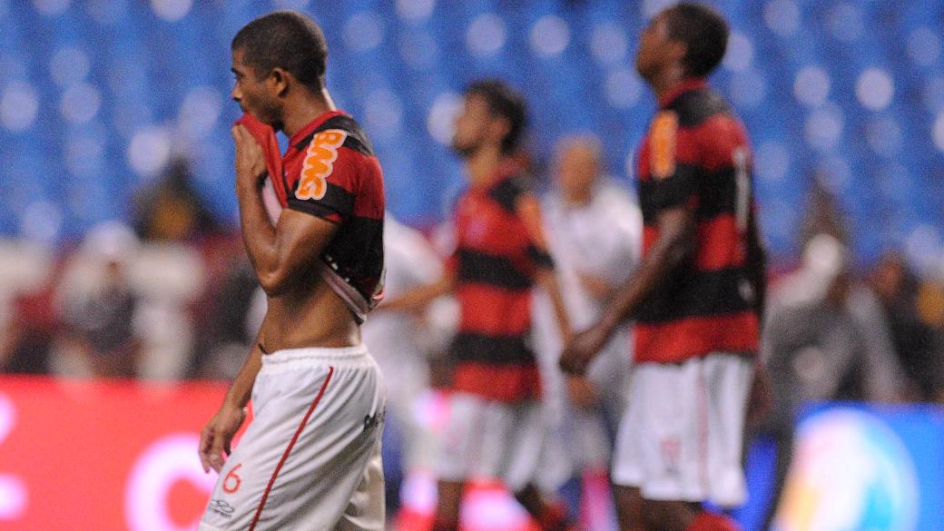 Jogadores do Flamengo lamentam derrota para o Vasco, no domingo, no Engenhão