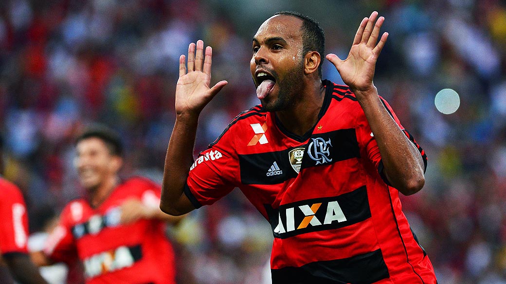 O jogador Alecsandro do Flamengo comemora gol durante a partida entre Flamengo RJ e Palmeiras SP válida pela Série A do Campeonato Brasileiro 2014 no Estádio Arena Maracanã no Rio de Janeiro (RJ), neste domingo (04)