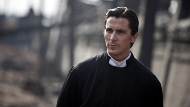 Christian Bale em <em>Flores do Oriente</em>, de 2011