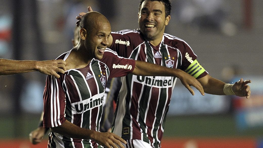 Carlinhos comemora com Deco seu gol no jogo entre Fluminense e Arsenal, em Sarandí, na Argentina, pela Copa Libertadores 2012