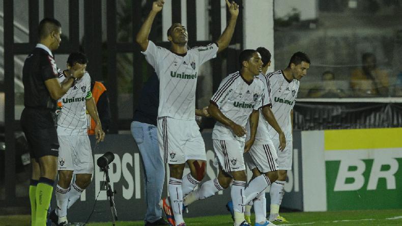 Jogadores do Fluminense comemoram um dos gols da vitória sobre o São Paulo
