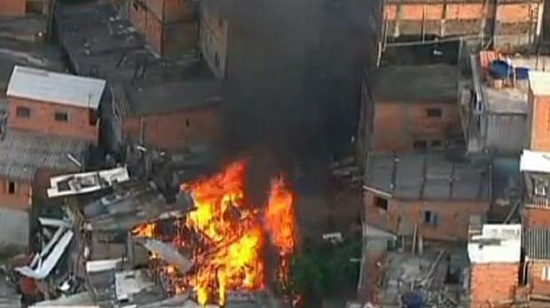 Fogo atinge barracos na favela de Paraisópolis nesta sexta