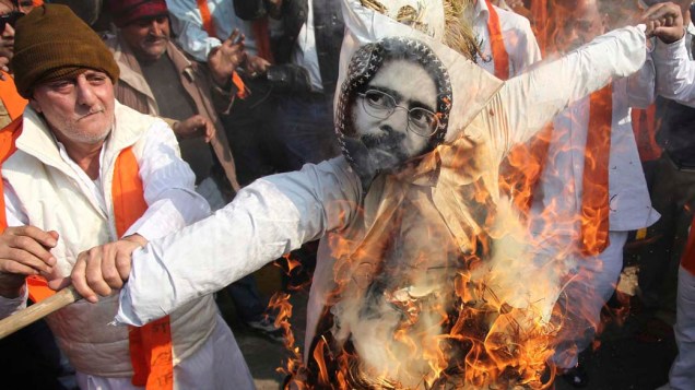 Na Índia, manifestantes queimam boneco com a imagem do militante islâmico Afzal Guru, condenado a morte por atentar contra o Parlamento indiano em 2001