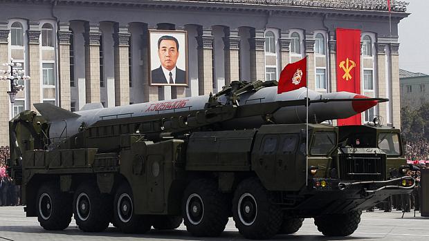 Foguete exposto em desfile militar na Coreia do Norte