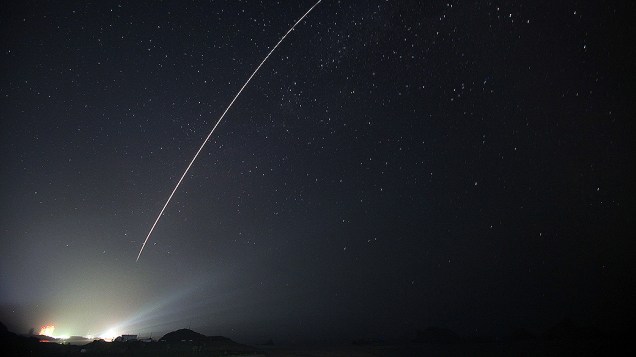 Foguete carregando um satélite da Coreia do Sul, lançado nesta sexta-feira (18), na ilha de Tanegashima, no Japão, é visto nos céus do país formando um traço de luz em movimento