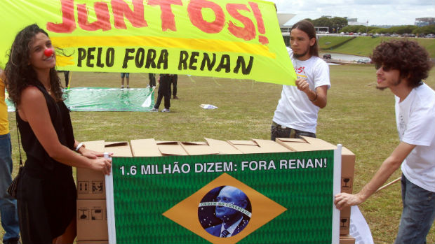 Ativistas anticorrupção antes de entregarem um abaixo-assinado com 1,6 milhão de assinaturas pedindo o afastamento de Renan Calheiros da presidência do Senado