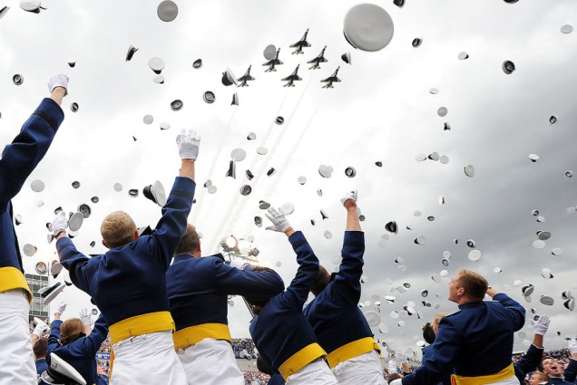 Cadetes da Força Aérea dos EUA celebram em cerimônia de formatura em Colorado Springs, Colorado
