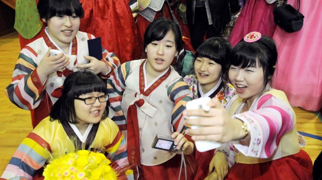 Garotas coreanas durante formatura do segundo grau em Seul