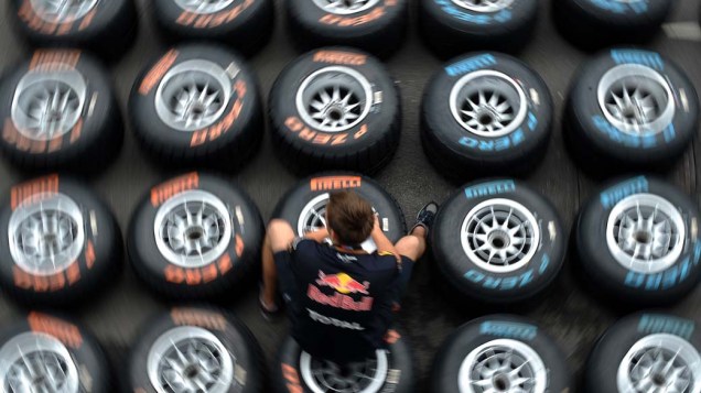 Funcionário prepara pneus para o Grande Prêmio de Cingapura de Fórmula 1