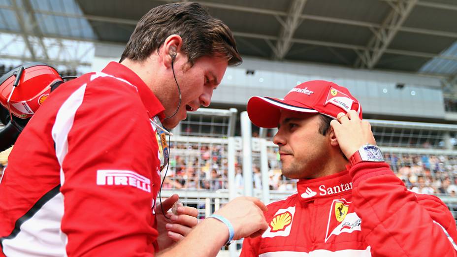 Felipe Massa fala com seu engenheiro Rob Smedley antes do início do Grande Prêmio da Coreia do Sul em Yeogam-gun
