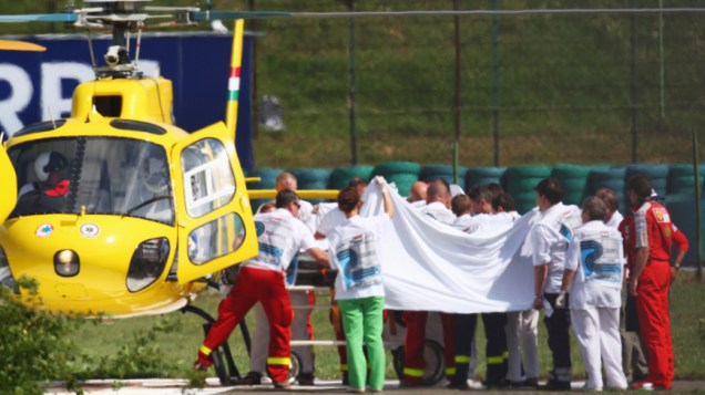 Felipe Massa é transportado por helicóptero após o acidente durante o treino de qualificação para o GP da Hungria de 2009