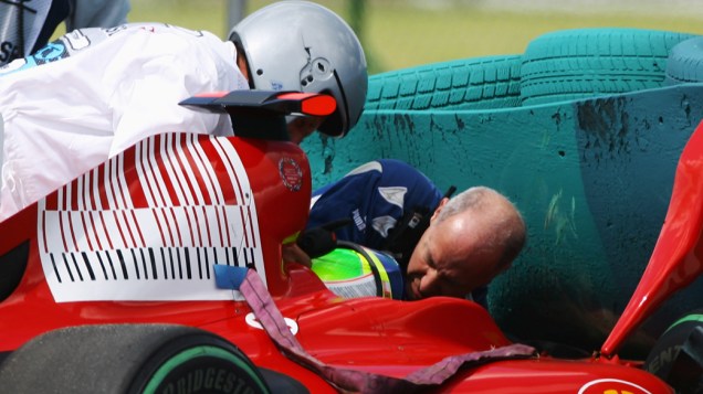 Felipe Massa é recebe atendimento médico após acidente durante o treino de qualificação para o GP da Hungria de 2009