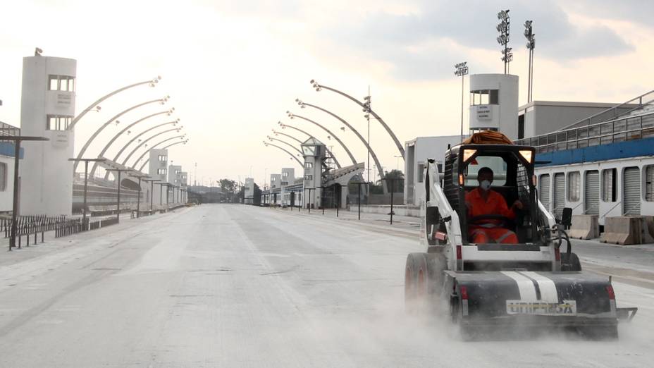 Operários nos trabalhos de fresagem da pista do sambódromo do Anhembi, em São Paulo