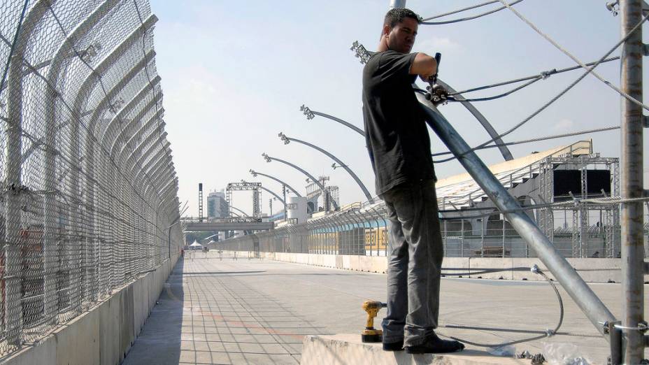 Operário instala grade de proteção no circuito do Anhembi